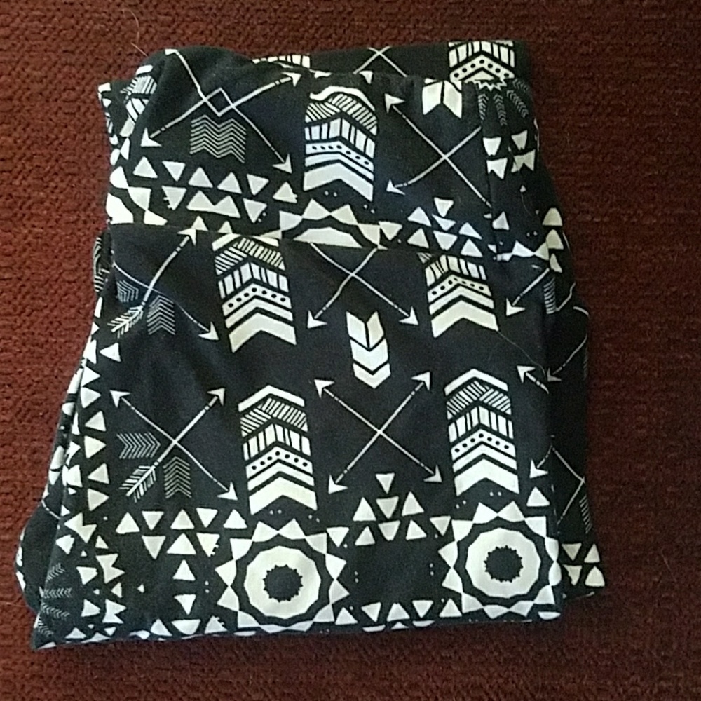 OS Black and white arrow Lularoe leggings